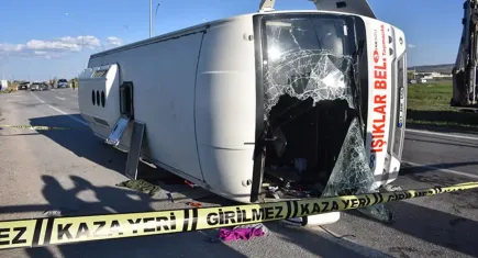 Afyon’da kaza: Servis midibüsü ile otomobilin çarpıştı 