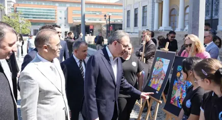 23 Nisan Renklerin Dünyası Sergisi İzmir'de açıldı