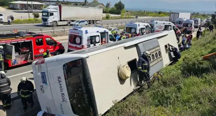 Bolu- İzmir seferi yapan yolcu otobüsü Yalova’da devrildi  