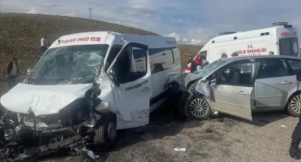 Sivas'ta öğretmenleri taşıyan minibüs kazaya karıştı: 15 kişi yaralandı