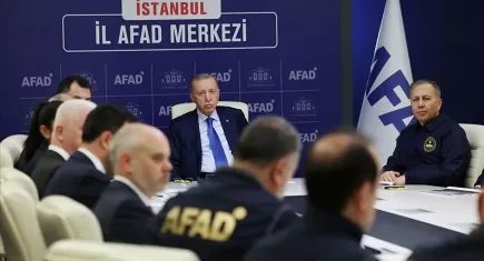 Cumhurbaşkanı Erdoğan, İstanbul AFAD'daki kriz merkezinde depreme ilişkin brifing aldı