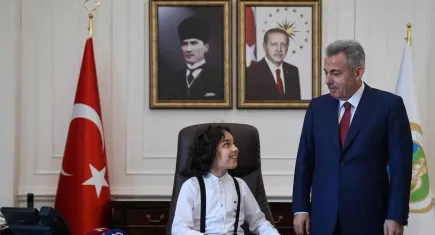 İzmir Valisi Elban makamını ilkokul öğrencisi minik Aziz Asaf'a devretti