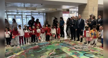 İzmir'de minikler, dev Atatürk portresini boyadı