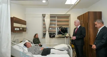 Vali Gül, depremde yaralanan vatandaşları hastanede ziyaret etti