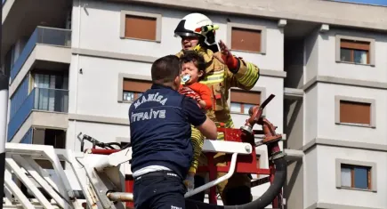 Manisa'da yangın: Apartmanda mahsur kalan 6 kişi kurtarıldı 