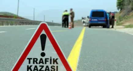 İzmir'de kaza: Kamyon şarampole devrildi