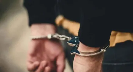 Bayraklı'da trafikte tartıştığı kişiyi satırla darbeden şüpheli yakalandı