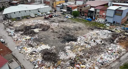 Buca'da boş arazi atık yığınına esir oldu