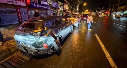 İzmir haber: Konak’ta trafik kazası! Park halindeki araçlara çarptı, 2 yaralı
