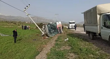Van'da yolcu otobüsü devrildi: Onlarca kişi yaralandı