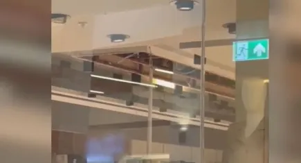 AVM’de asma cam tavan çöktü: 1’i çocuk 2 kişi hastanelik oldu