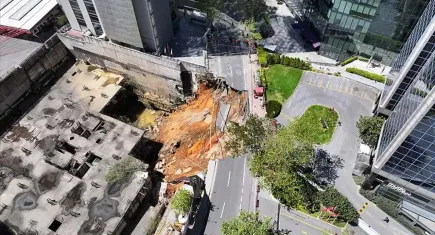 Sarıyer’de yol çöktü: Ekipler bölgede çalışmalarını sürdürüyor