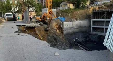 Gaziosmanpaşa'da inşaat çalışması sırasında yol çöktü