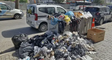 Konak’ta grev başladı, sokaklar çöp içinde kaldı