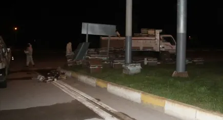 Konya'da kaza: Arı kovanı yüklü kamyonet devrildi! Polis memur hastanelik oldu