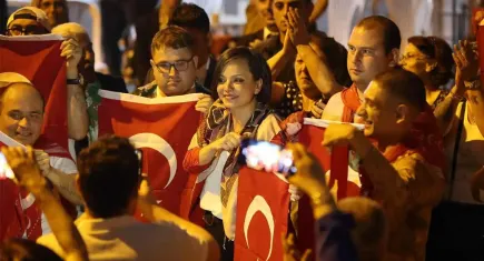 Başkan Kınay, Karabağlar’da gençlerin asker sevincine ortak oldu