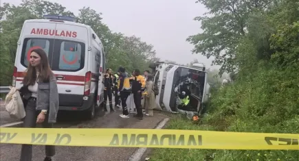 Sinop'ta kaza: Kontrolden çıkan otobüs şarampole devrildi! 17 öğrenci yaralandı