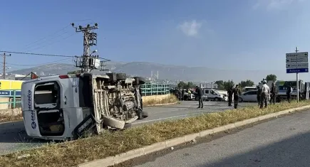İşçi servisi ile otomobilin çarpıştı: 12 kişi yaralandı!