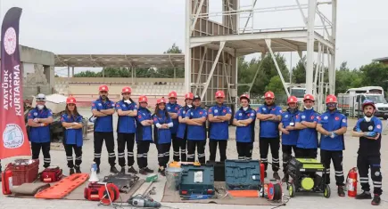 İzmir’de sağlık çalışanlarından afetlere hazır kurtarma ekibi