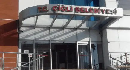 Çiğli Belediyesi’nde maaş krizi büyüyor: Bu kez memurlar eyleme gitti 