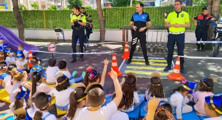 Tire'de polisten anaokulu öğrencilerine trafik eğitimi