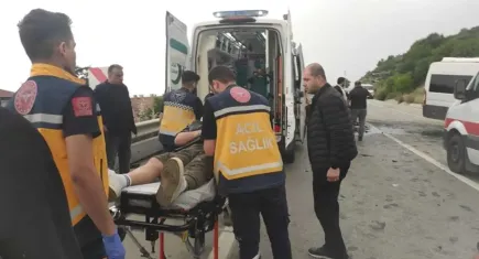 İşçileri taşıyan minibüs ile otomobilin çarpıştı: Çok sayıda yaralı var!