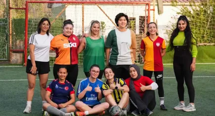 İzmir’de kadınlar halı sahada buluşuyor, stresi futbolla atıyor