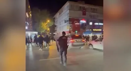 Galatasaray kutlamalarında taraftarlara Kadıköy’de taşlı saldırı