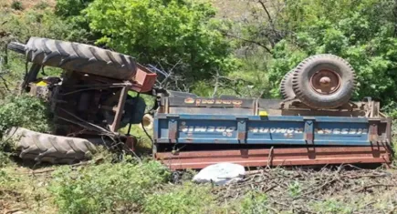 Devrilen traktörün altında kalan sürücü yaşamını yitirdi