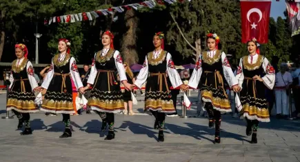 Bornova’da 4. Halk Dansları Festivali coşkuyla başladı