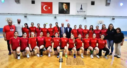 İzmir’de sporcu yetiştiren fabrika: İzmir Büyükşehir Belediyesi Spor Kulübü hentbol takımlarıyla parlıyor