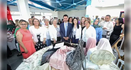 Bayraklılı kadınlar el sanatlarını sergiledi