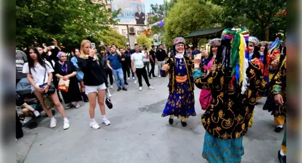 Bornova'da Halk Dansları Festivali sokaklara taştı