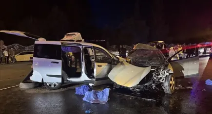 Gaziantep'te kaza: Otomobil ile hafif ticari araç çarpıştı! 5 kişi öldü, 2 kişi yaralandı