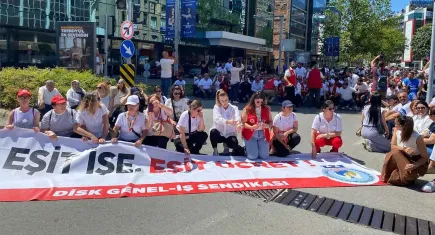 Toplu sözleşme krizinin 5’inci gününde işçilerden Cumhuriyet Meydanı’nda oturma eylemi