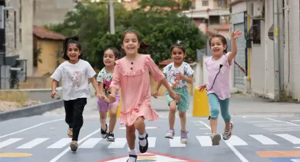Buca’da çocuklar oyun sokaklarında neşe buluyor
