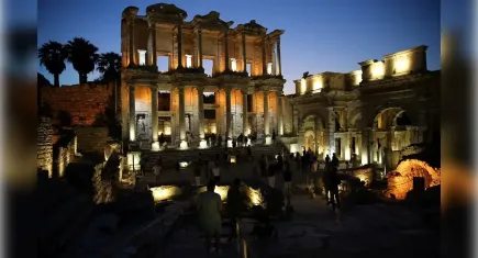 Tarih ışıklarla canlanıyor: Efes Antik Kenti'nde gece müzeciliği başladı