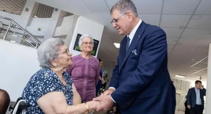 Başkan Tugay bayram öncesi huzurevi ve hastane ziyaretinde bulundu