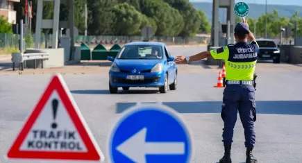 İzmir otoyollarında bayram mesaisi: Jandarma 24 saat görevde