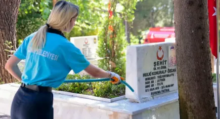 Konak Belediyesi’nden şehitlikte bayram temizliği