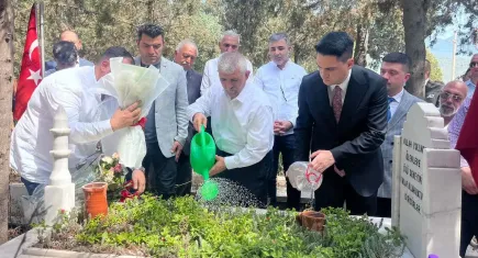 MHP İzmir'den Ülkücü Şehitlere ziyaret 
