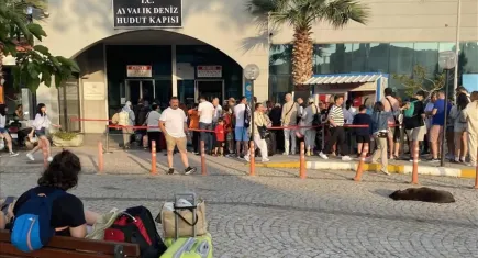 Bayram tatilinde kapı vizesi kuyruğu: Tatilciler Midilli Adası'na akın etti