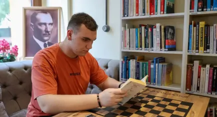 Buca’nın kitap kurdu Asil, okuma sevgisiyle herkese ilham oluyor