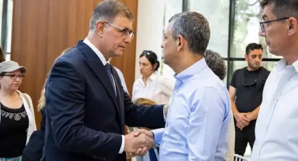 Merhum Başkan Zeyrek’in ailesi ile CHP Lideri Özel taziyeleri kabul etti