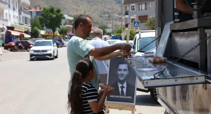 Güzelbahçe'de Feydi Zeyrek için lokma dağıtıldı