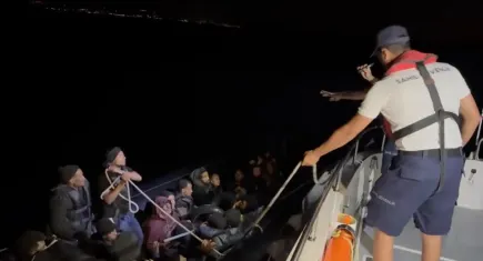 İzmir haber: Motoru arızalanan lastik bottaki 42 göçmen kurtarıldı