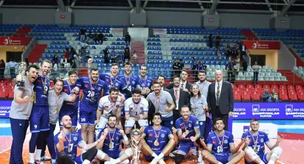 Arkas Spor’da yaprak dökümü