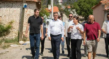 Başkan Tugay Foça'da yangın bölgesinde