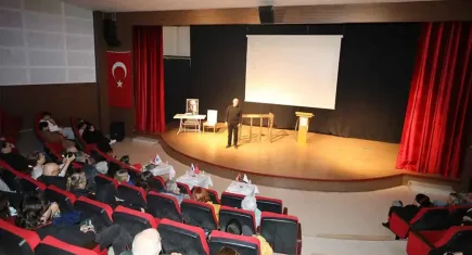 Menderes'te Sahne Tozu sırası yetişkilerde