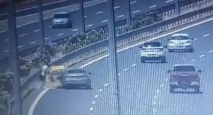 İzmir’de ölümlü kaza: Sol şeritte bekleyen taksiye çarptı